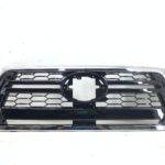 GRADE DIANT. TOYOTA HILUX 19/20 PRETA COM FRISO CROMADO